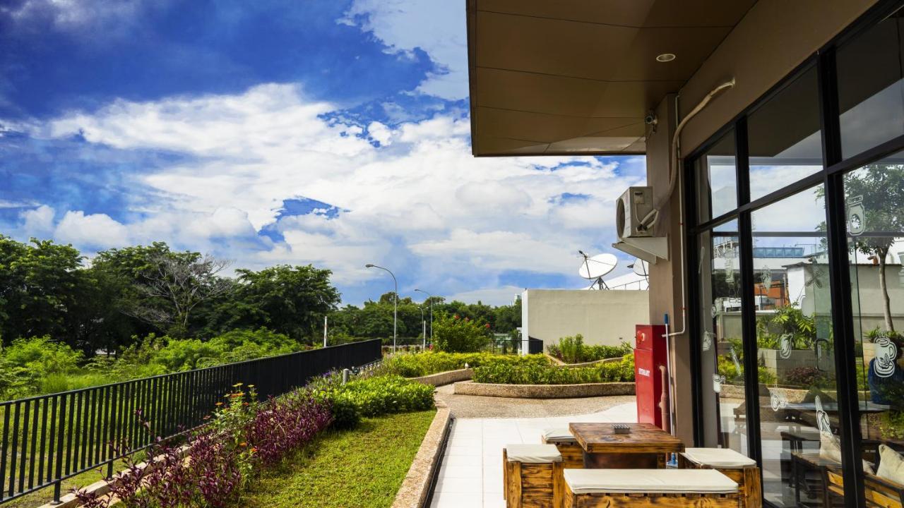 Azalea Suites Cikarang By Jayakarta Group Exterior photo